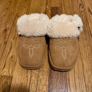 NWOT- Women's Tan Western Style Slippers with Faux Fur Lining